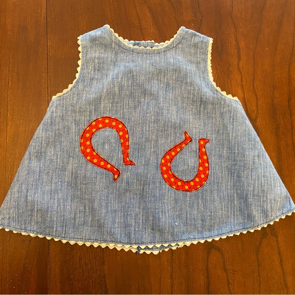 Vintage Wonderalls Chambray Red Horseshoe Flower Applique Design